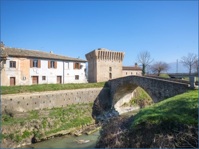 File:FrazTorreMontefalco.jpg