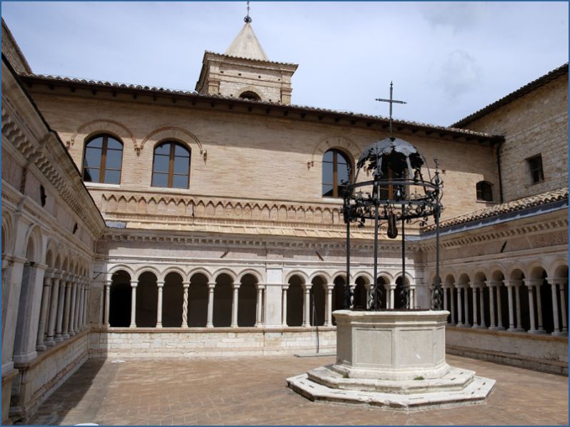 File:L18-ChiostroSassovivo.jpg
