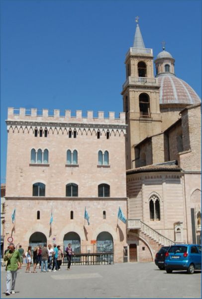 File:L03-PalazzoCanoniche.jpg